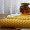 koledni-vosychni-sveshti-pchelna-pita-2_0 Ръчно навита свещ от пчелен восък с дизайн пчелна пита (декорацията не е включена)