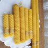 koledni-vosychni-sveshti-pchelna-pita-2_1 Ръчно навита свещ от пчелен восък с дизайн пчелна пита (декорацията не е включена)