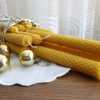 koledni-vosychni-sveshti-pchelna-pita-2_2 Ръчно навита свещ от пчелен восък с дизайн пчелна пита (декорацията не е включена)