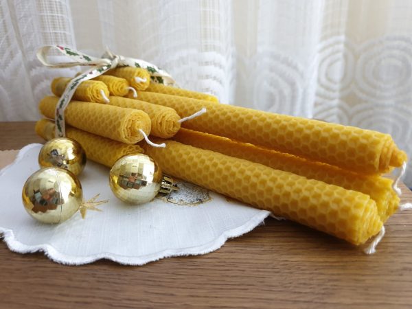 koledni-vosychni-sveshti-pchelna-pita-2_2 Ръчно навита свещ от пчелен восък с дизайн пчелна пита (декорацията не е включена)