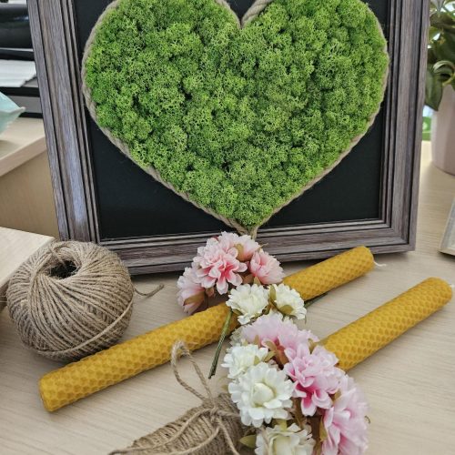 koledni-vosychni-sveshti-pchelna-pita-2_3 Ръчно навита свещ от пчелен восък с дизайн пчелна пита (декорацията не е включена)
