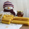 koledni-vosychni-sveshti-pchelna-pita-2_4 Ръчно навита свещ от пчелен восък с дизайн пчелна пита (декорацията не е включена)
