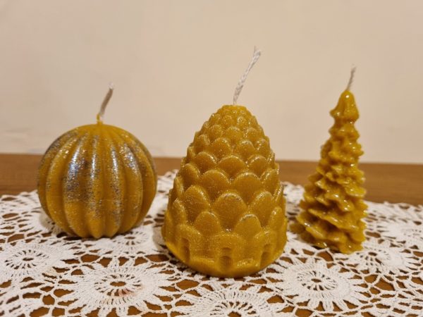 koledni-vosychni-sveshti-shisharka-0 Коледна восъчна свещ Шишарка